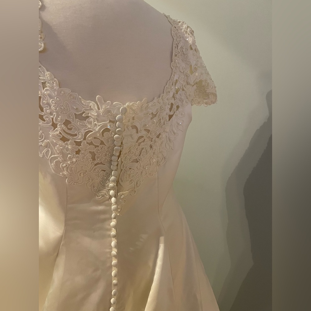 Ivory wedding dress.  Buttons all the way down the back size 16 - Picture 8 of 9
